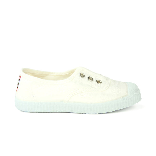 Cienta Embroidered Shoes